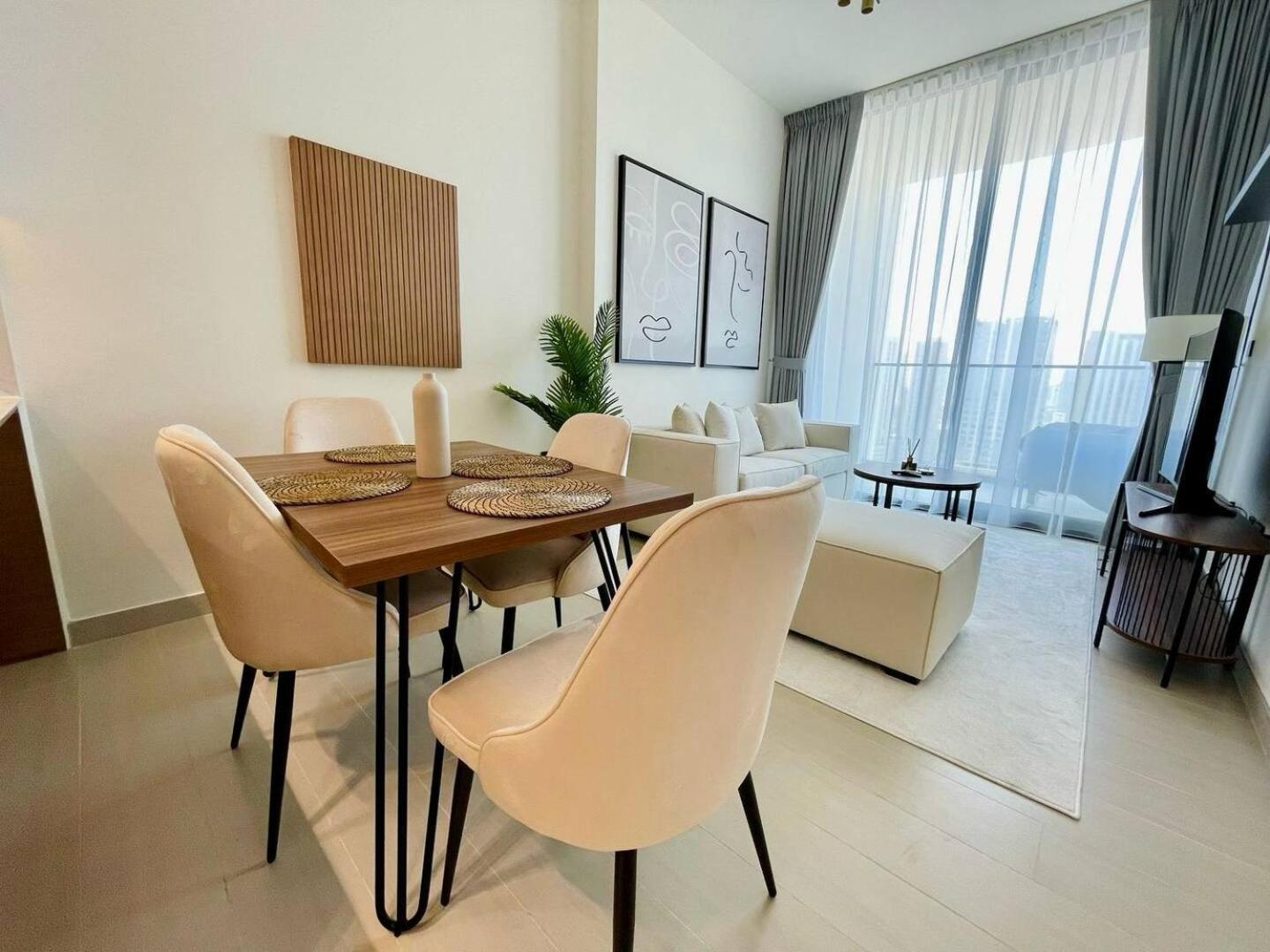 Comfortable 1br With Neutral Tones And A Sofa Bed Dubai