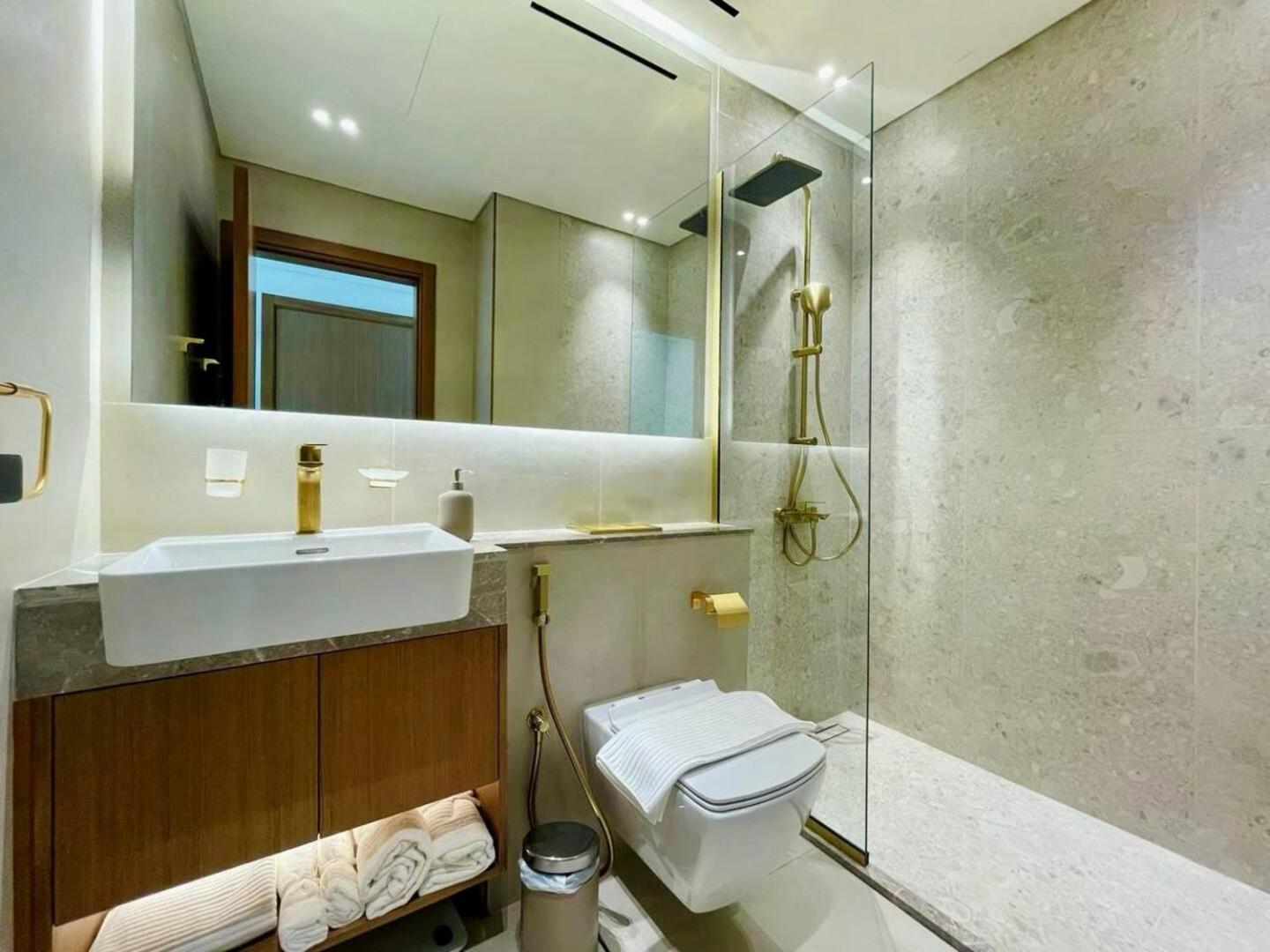 Comfortable 1br With Neutral Tones And A Sofa Bed Dubai