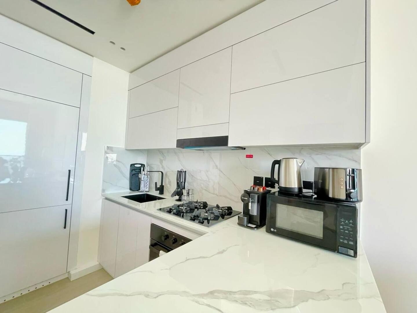 Gold Kissed 1br In The Heart Of Jvc!