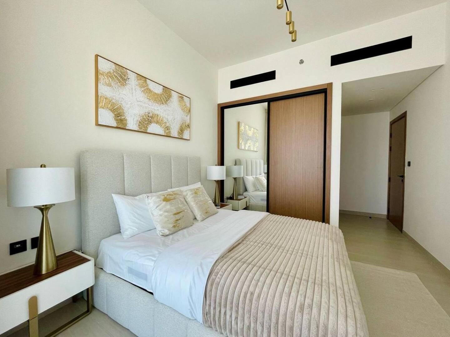 Gold Kissed 1br In The Heart Of Jvc! Apartment *