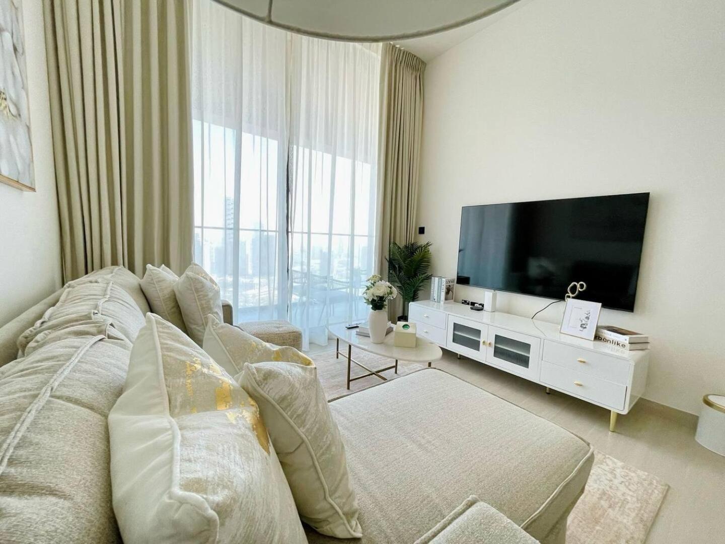 Gold Kissed 1br In The Heart Of Jvc! *