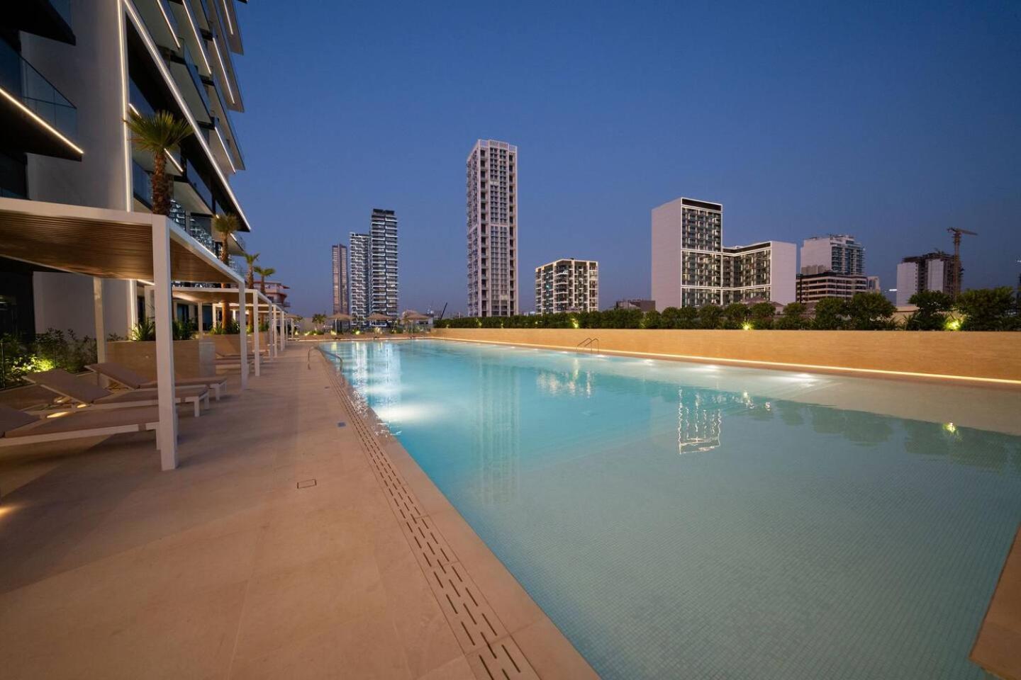 Gold Kissed 1br In The Heart Of Jvc! *