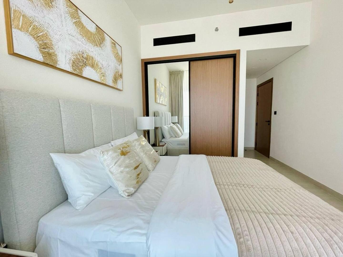 Gold Kissed 1br In The Heart Of Jvc!