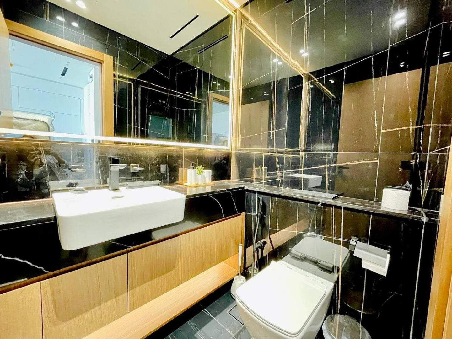 Gold Kissed 1br In The Heart Of Jvc! *