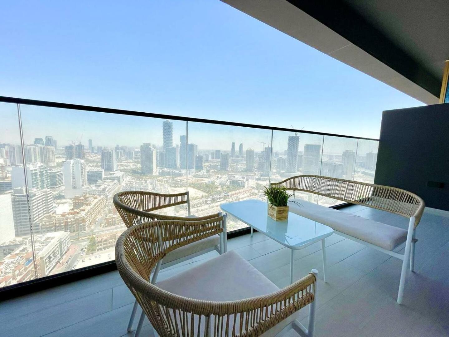 Gold Kissed 1br In The Heart Of Jvc!