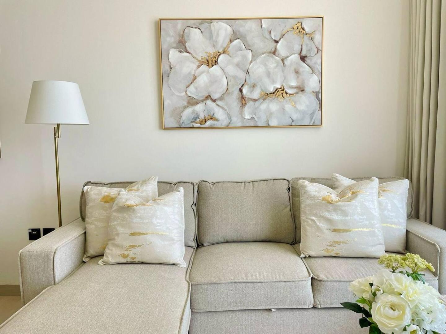 Gold Kissed 1br In The Heart Of Jvc!