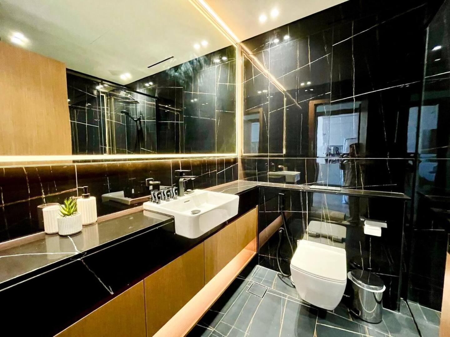 Gold Kissed 1br In The Heart Of Jvc! Apartment