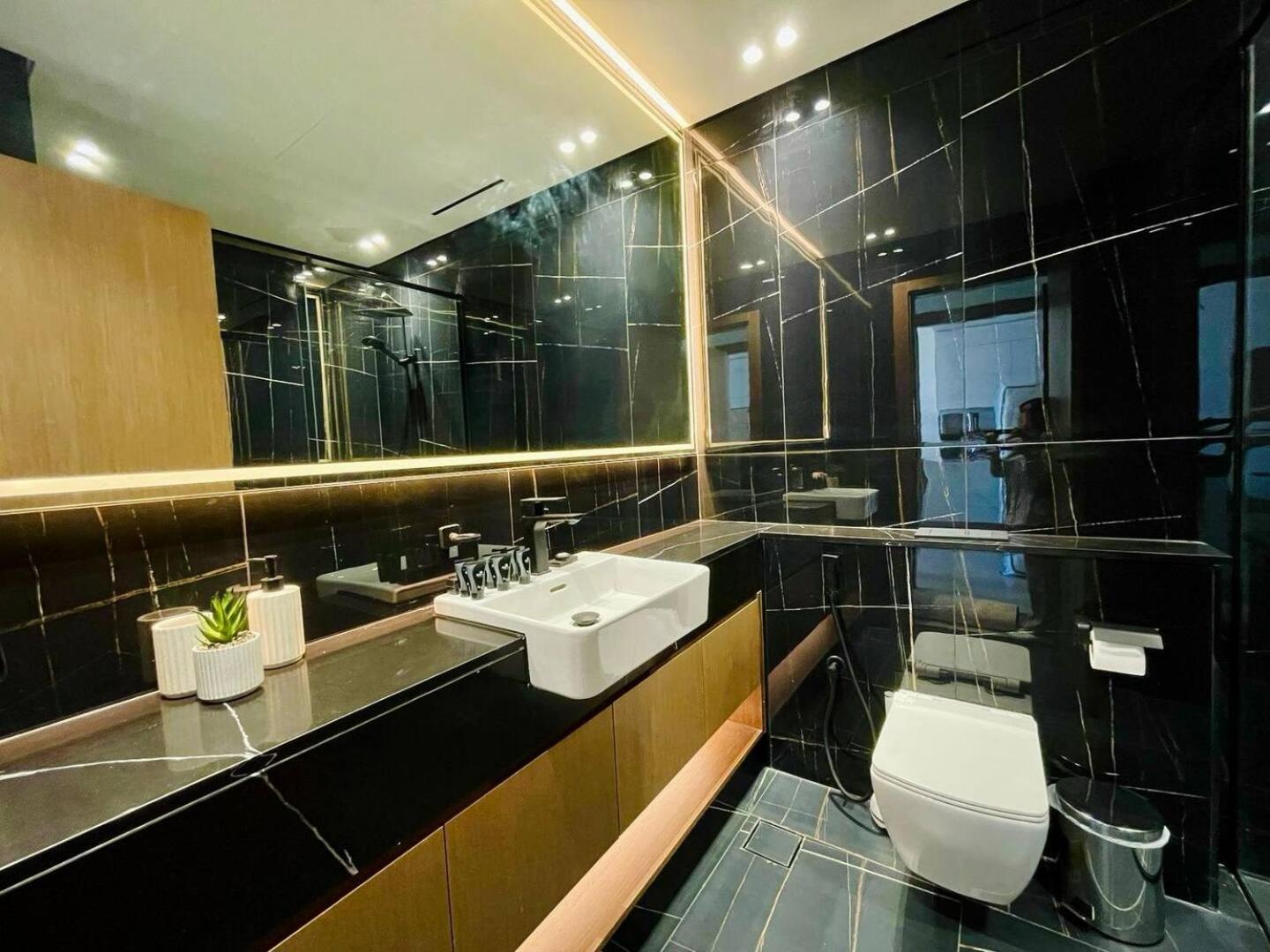 Gold Kissed 1br In The Heart Of Jvc! Dubai