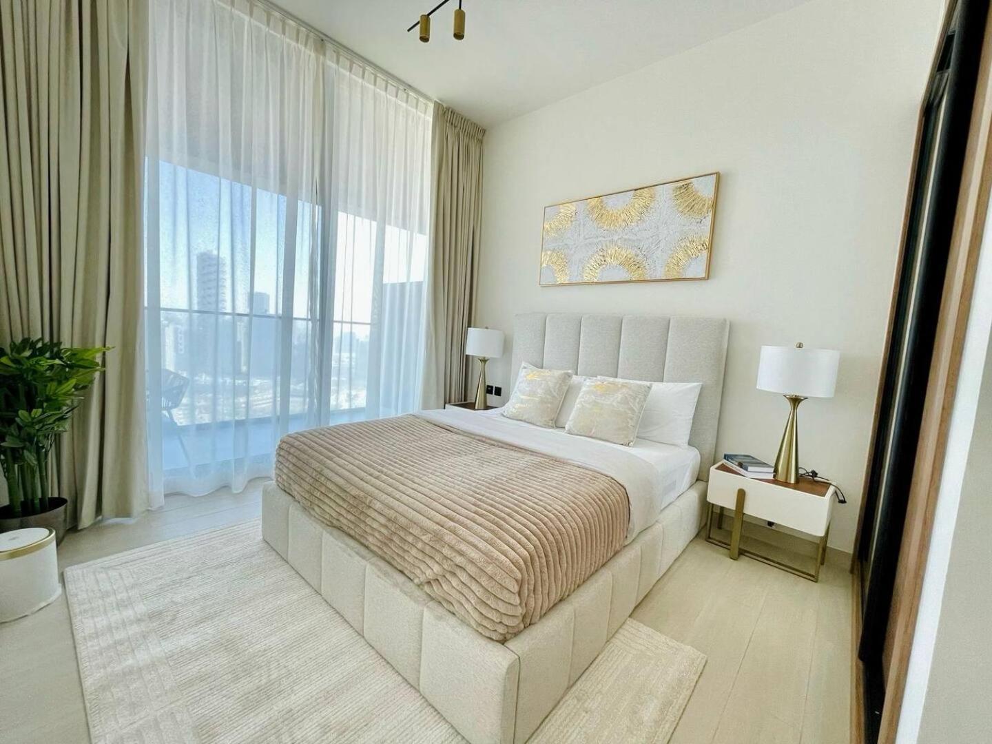 Gold Kissed 1br In The Heart Of Jvc!
