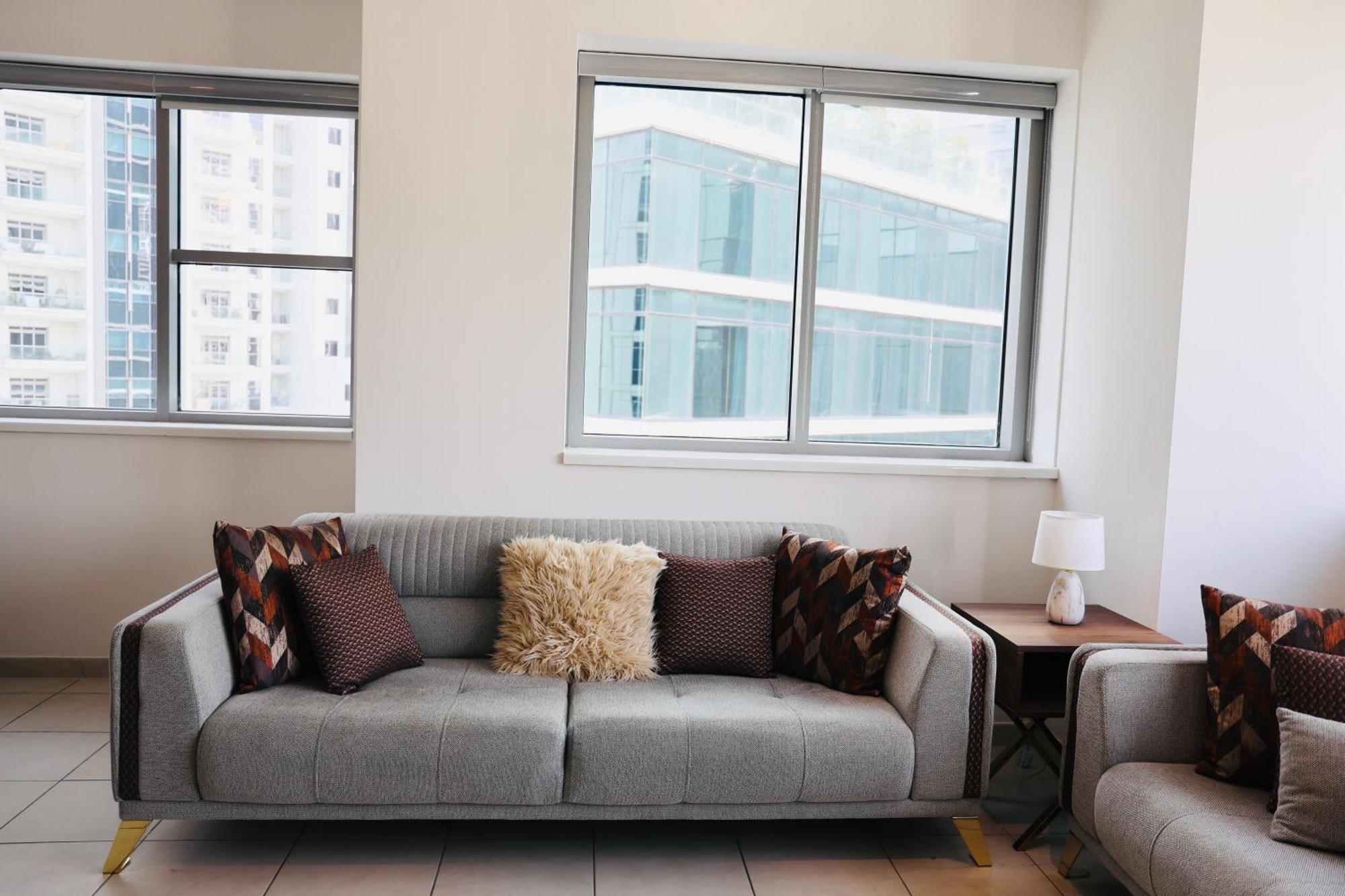 Nivis Find Spacious 3Bhk Near Metro And Burj Khalifa *