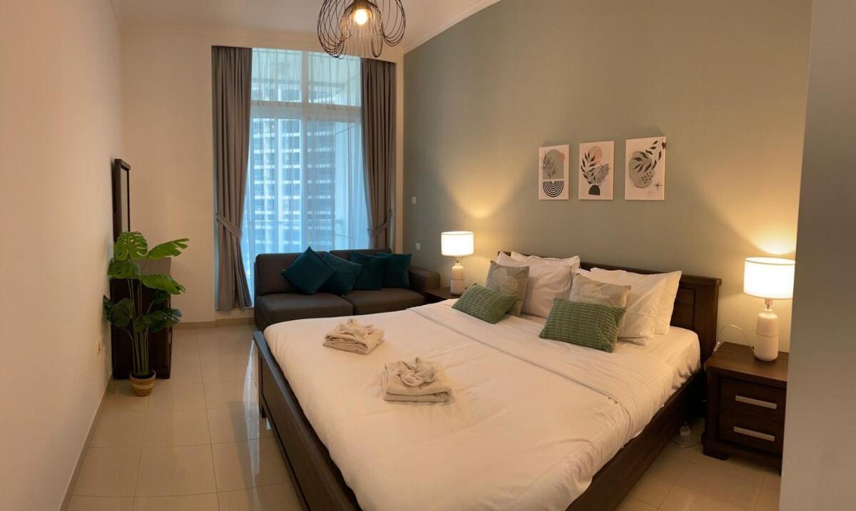 Serene Escape In Bustling Marina And Jbr, Ensuite 2br, Sky Garden Access Apartment