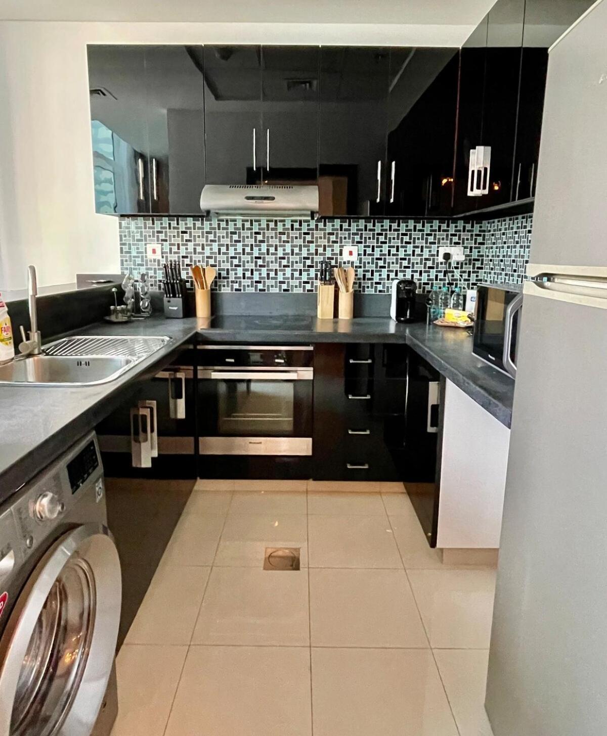 Serene Escape In Bustling Marina And Jbr, Ensuite 2br, Sky Garden Access Apartment