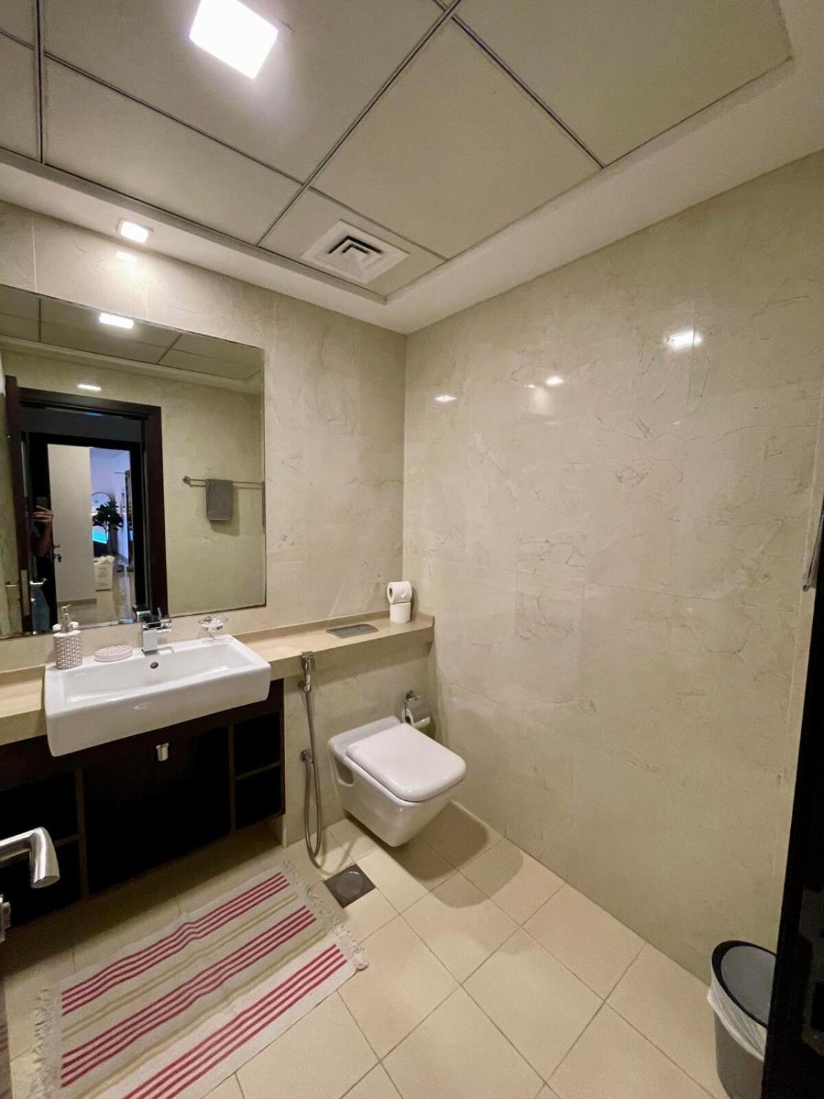 Apartment Serene Escape In Bustling Marina And Jbr, Ensuite 2br, Sky Garden Access Dubai