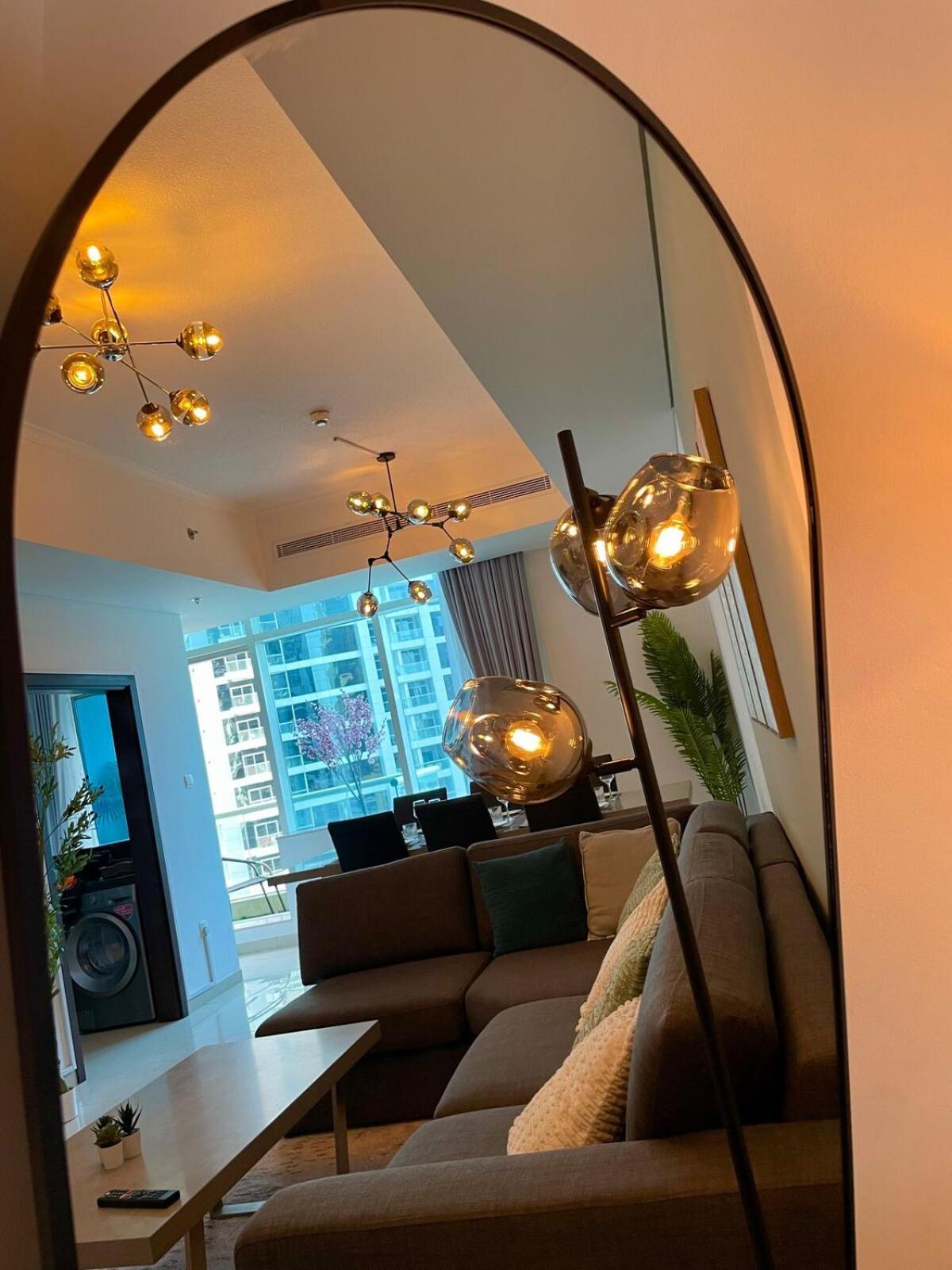 Serene Escape In Bustling Marina And Jbr, Ensuite 2br, Sky Garden Access Apartment *