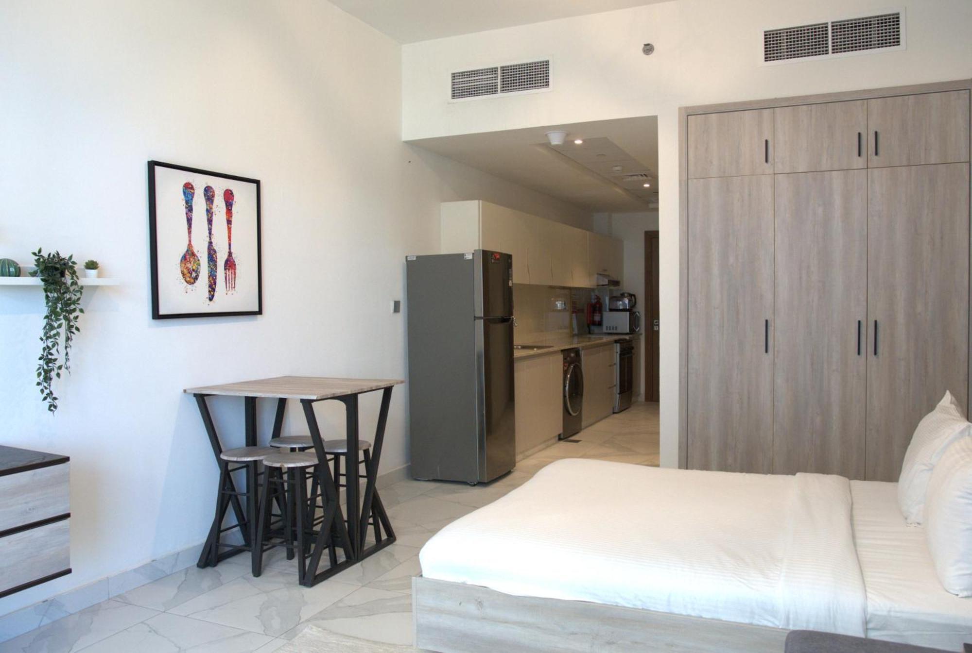 Urban Retreat Cozy Business Bay Canal Burj View Apartment