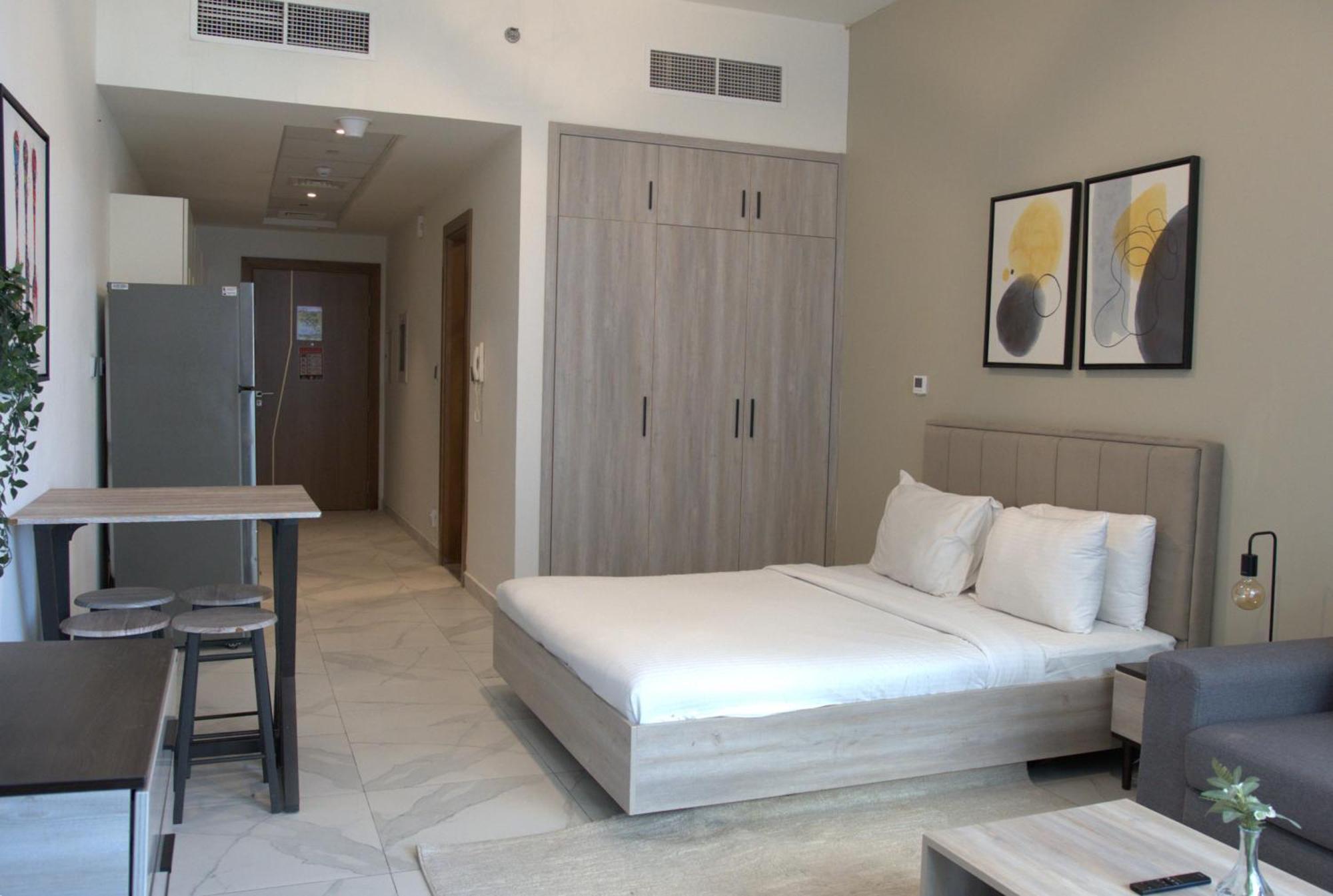 Apartment Urban Retreat Cozy Business Bay Canal Burj View