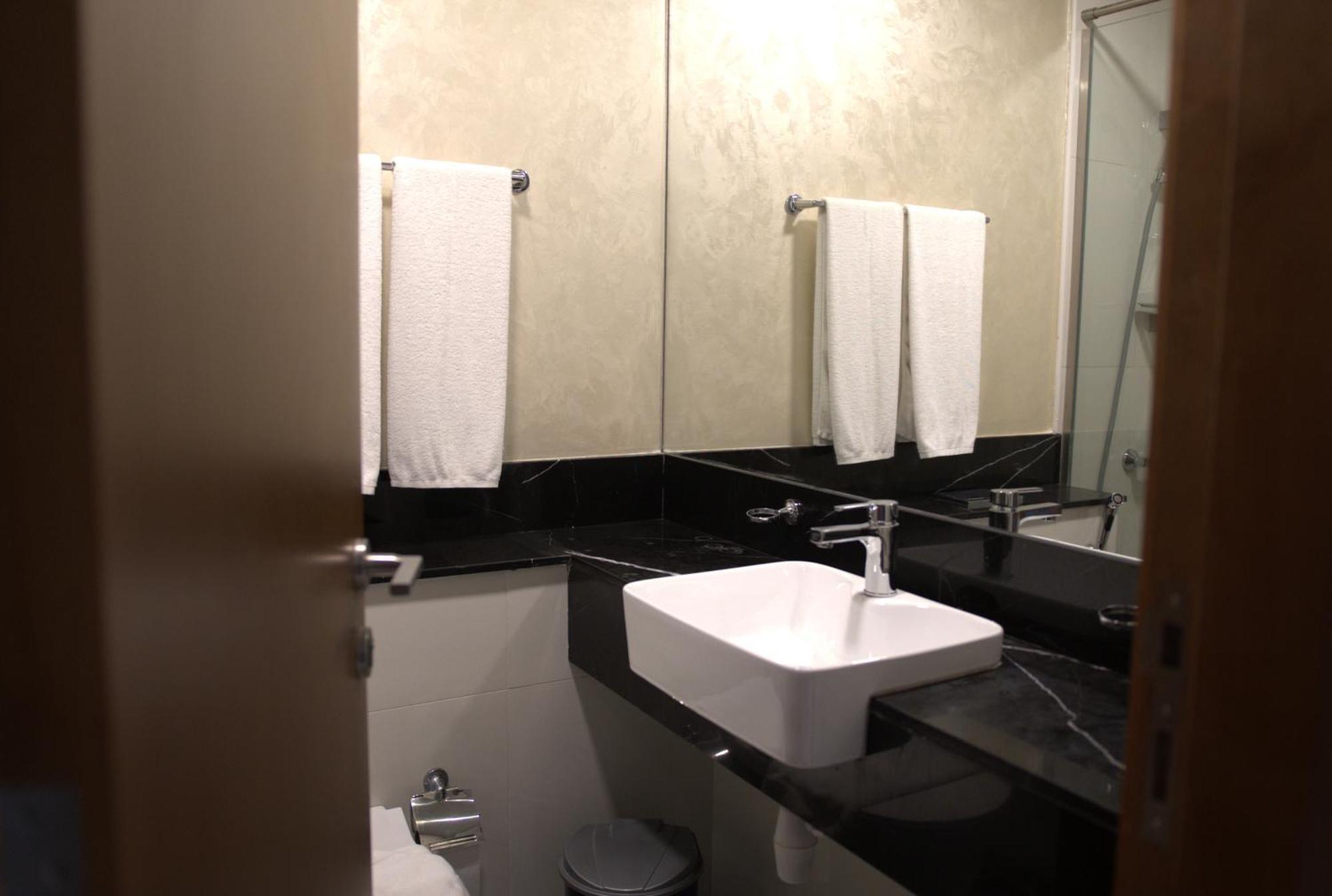 Urban Retreat Cozy Business Bay Canal Burj View Apartment
