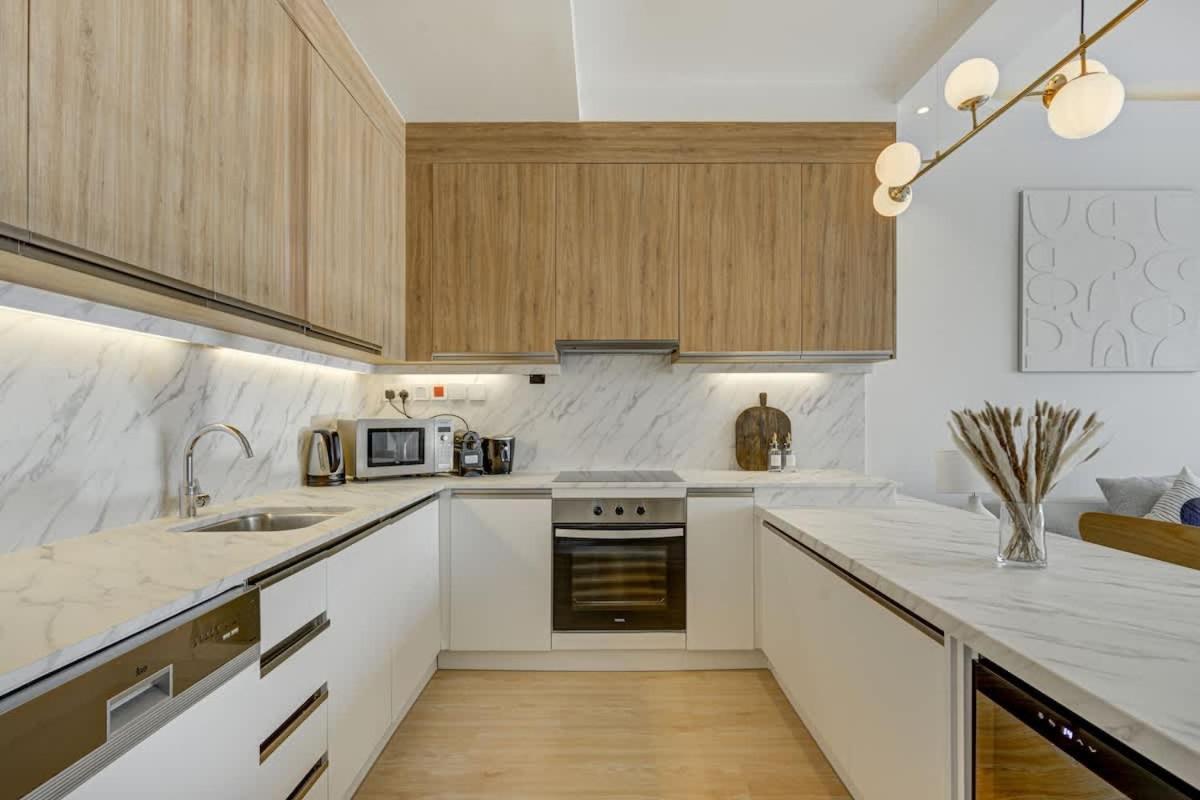Luxurious And Amazing Marina View Apartment Dubai