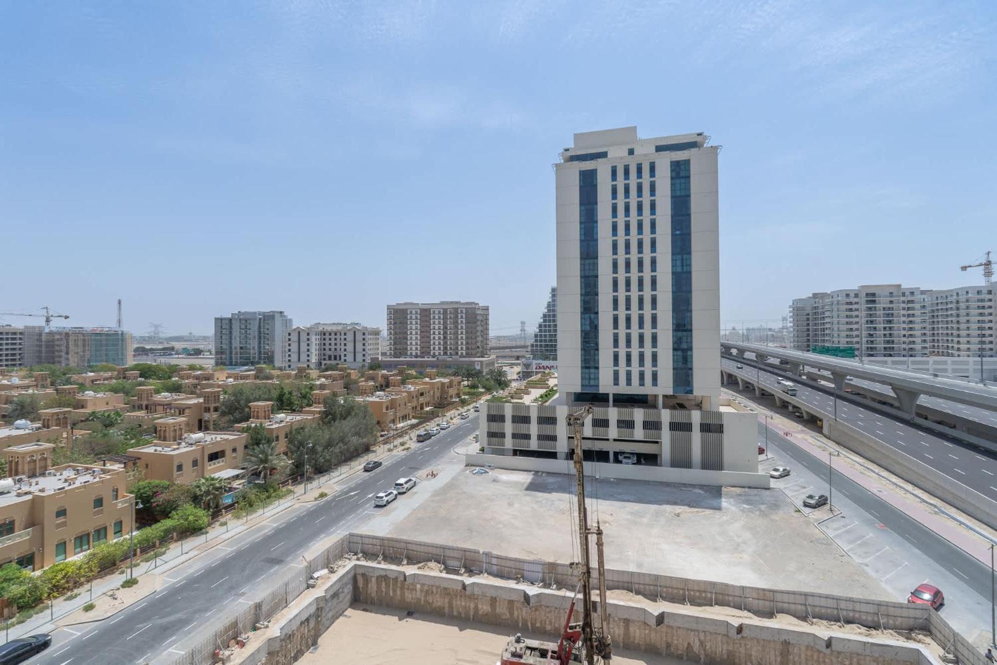 Feel The Luxury In 1 Bedroom In East 40 Tower Apartment Dubai