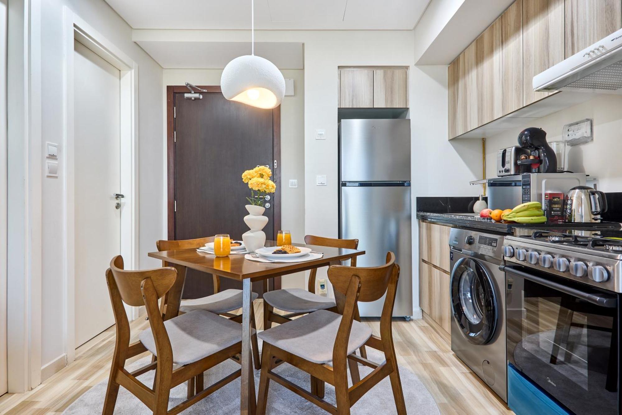 Apartment Modern High-floor 1br With Balcony, Pool Access & Golf Course View, Up To 4 Guests, By Stayfinity