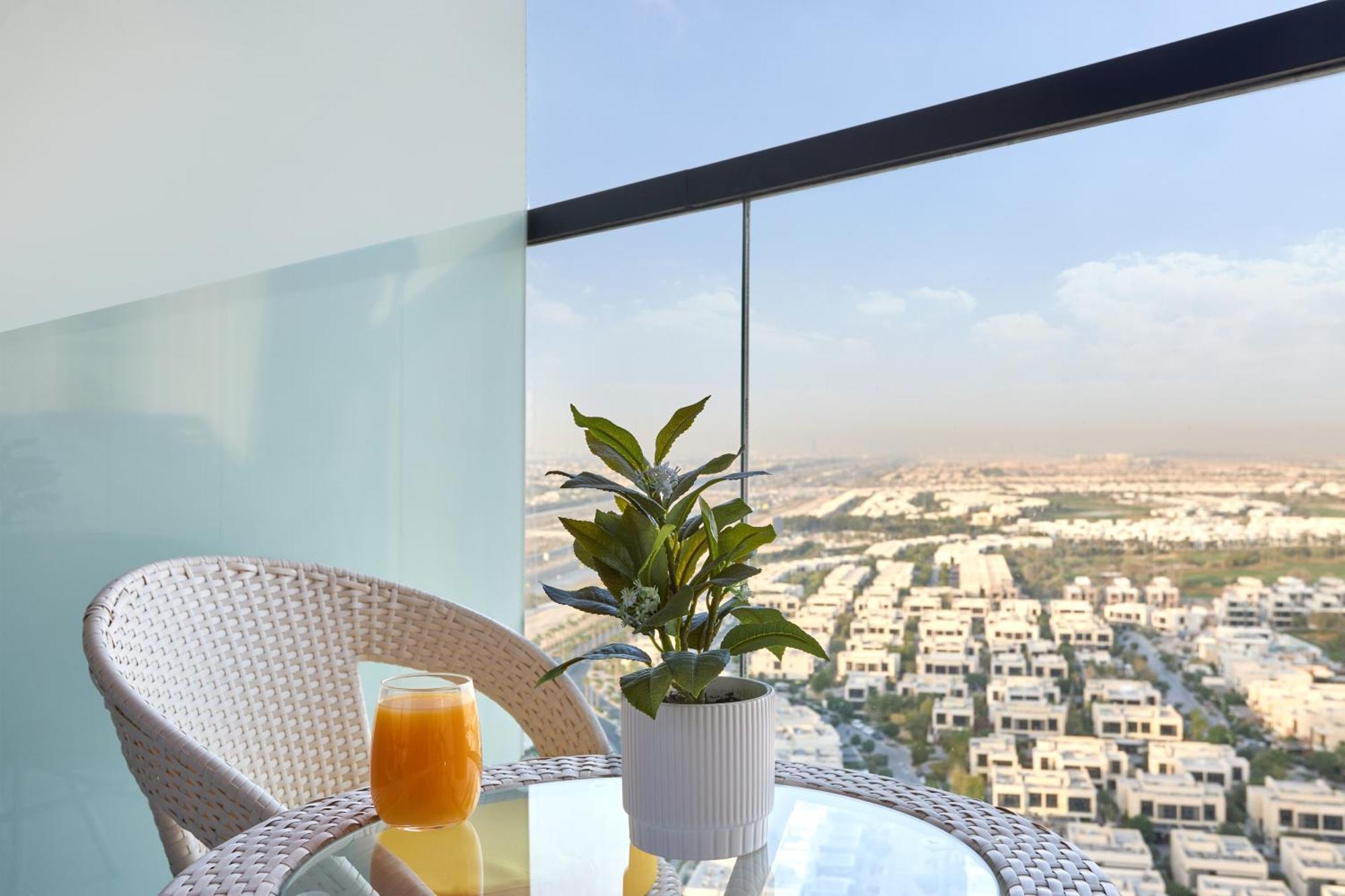 Apartment Modern High-floor 1br With Balcony, Pool Access & Golf Course View, Up To 4 Guests, By Stayfinity