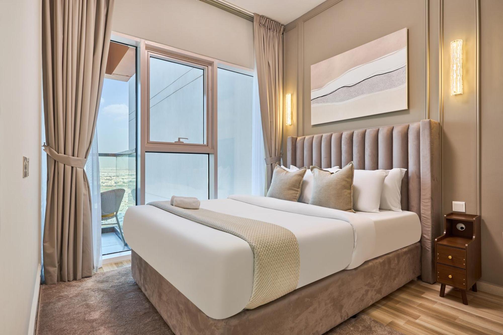 Modern High-floor 1br With Balcony, Pool Access & Golf Course View, Up To 4 Guests, By Stayfinity *