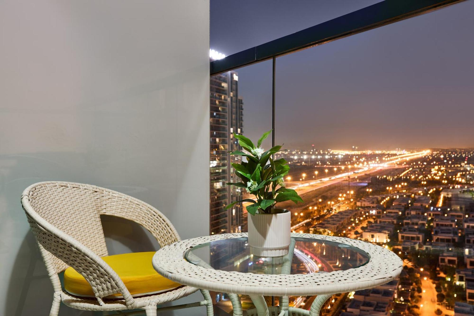 Modern High-floor 1br With Balcony, Pool Access & Golf Course View, Up To 4 Guests, By Stayfinity