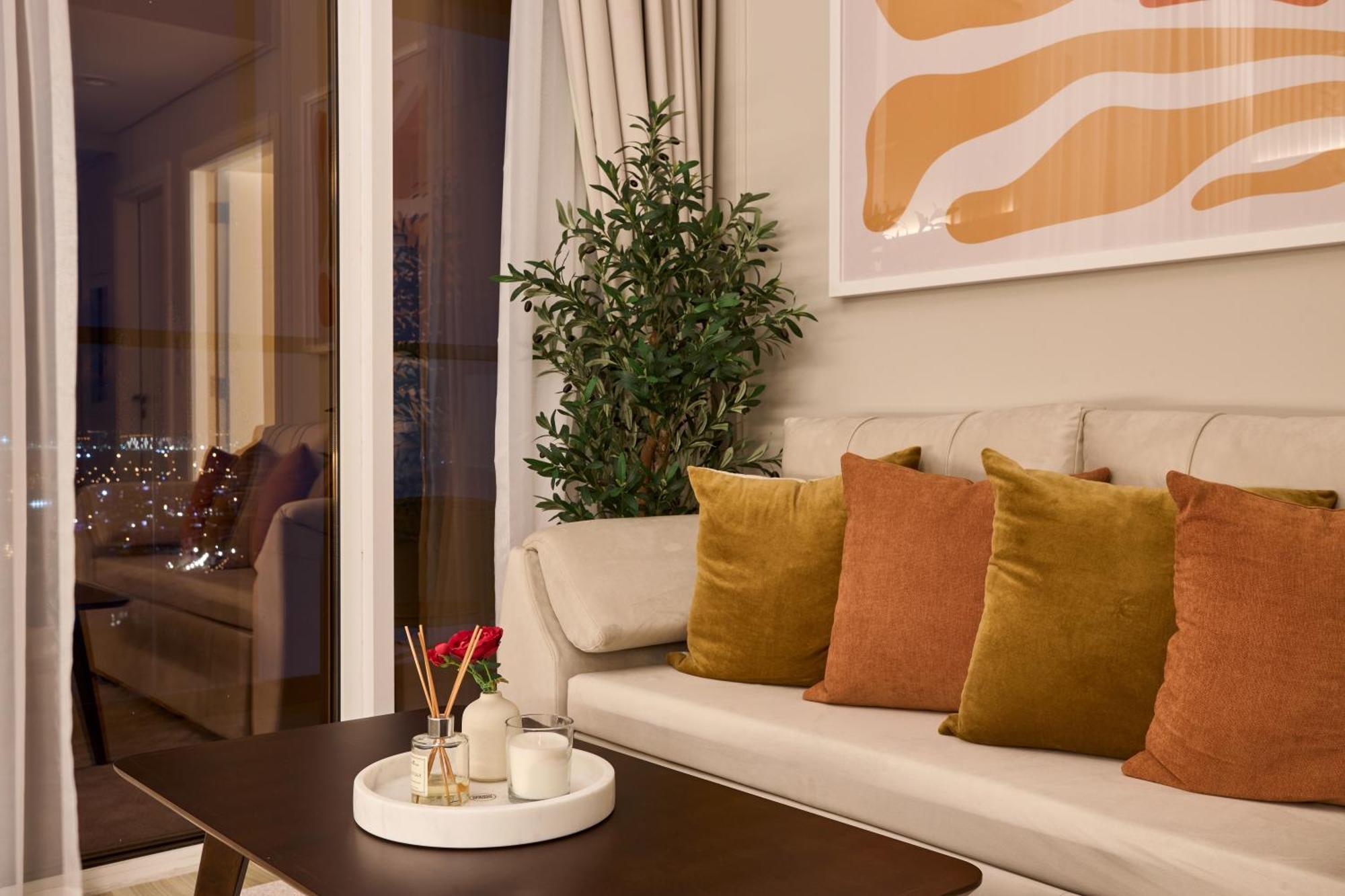 Modern High-floor 1br With Balcony, Pool Access & Golf Course View, Up To 4 Guests, By Stayfinity *
