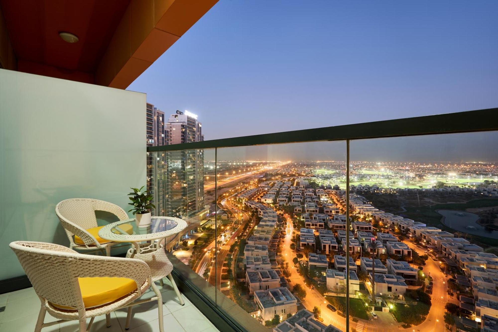 Modern High-floor 1br With Balcony, Pool Access & Golf Course View, Up To 4 Guests, By Stayfinity * Dubai