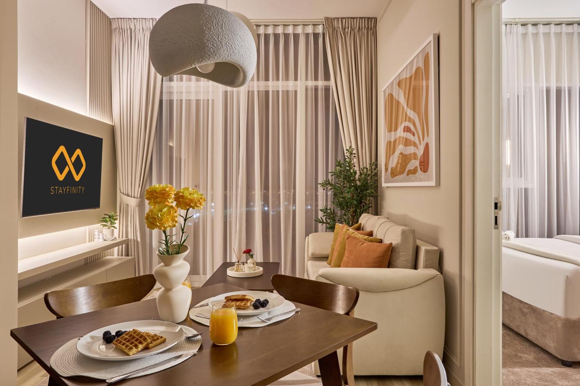 Modern High-floor 1br With Balcony, Pool Access & Golf Course View, Up To 4 Guests, By Stayfinity * Dubai