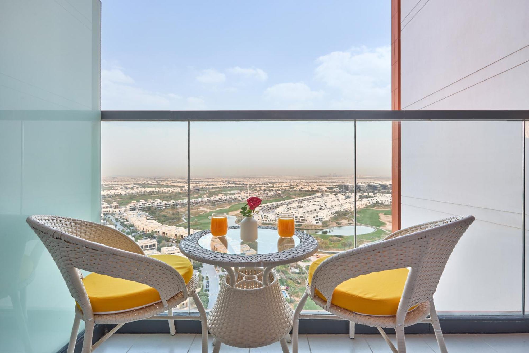 Modern High-floor 1br With Balcony, Pool Access & Golf Course View, Up To 4 Guests, By Stayfinity *