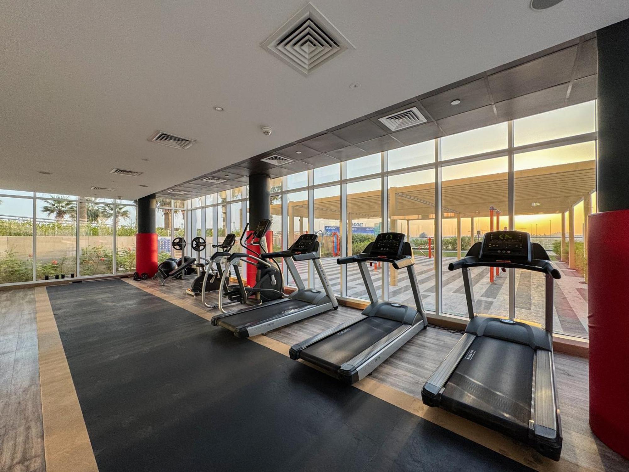Modern High-floor 1br With Balcony, Pool Access & Golf Course View, Up To 4 Guests, By Stayfinity Apartment *