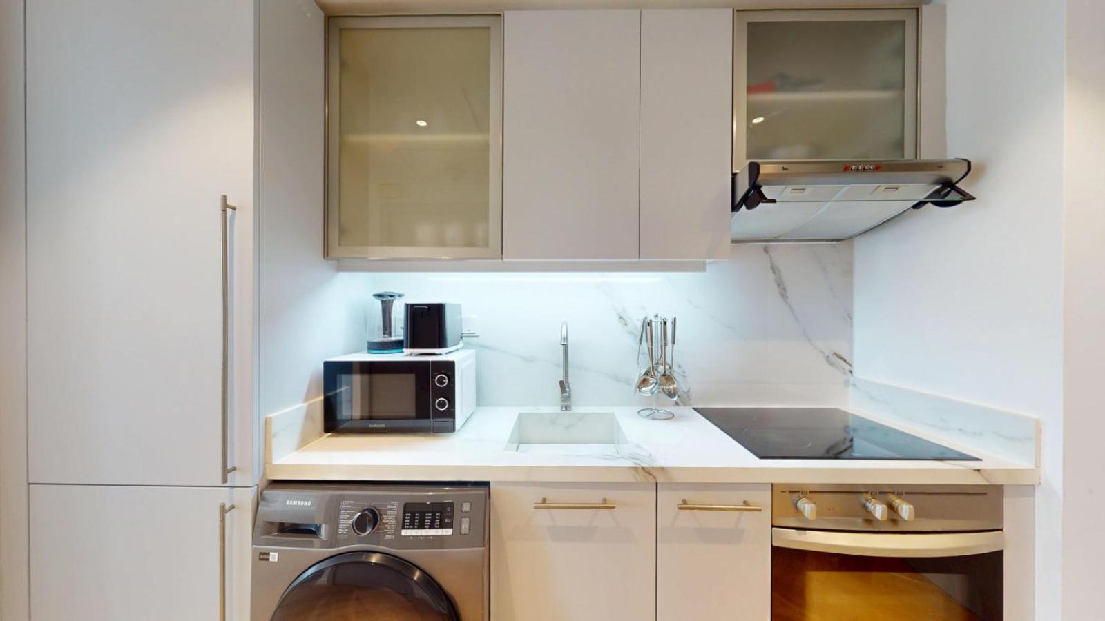 Standpoint - Elegant Upgraded In Downtown Apartment *