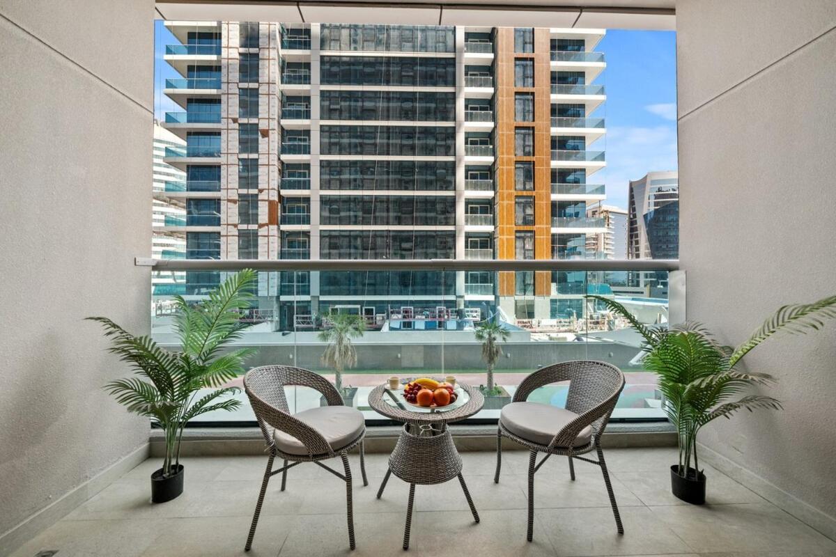 Business Bay By Stayinhomes - 10 Mins Burj Khalifa - Parking - Pool - Gym Apartment *