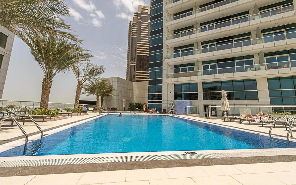 Serene Escape In Bustling Marina And Jbr, Ensuite 2br, Sky Garden Access Apartment