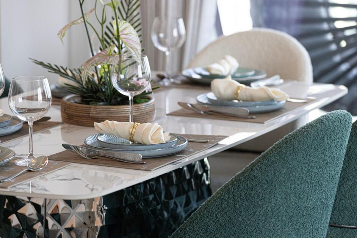 Downtown 4br High-floor Luxury That Sleeps 9 Dubai