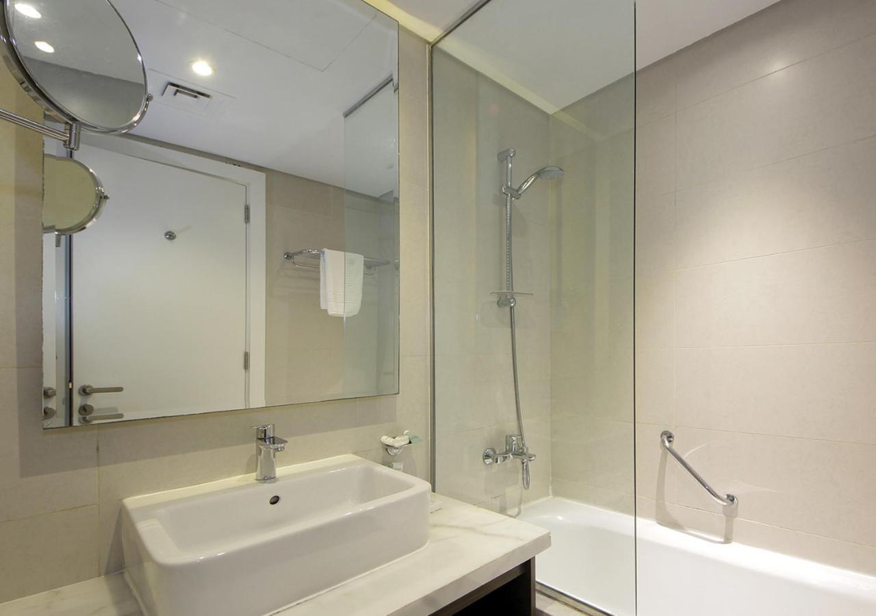 Modern Living Damac With Balcony & Waterfront Views Apartment Dubai
