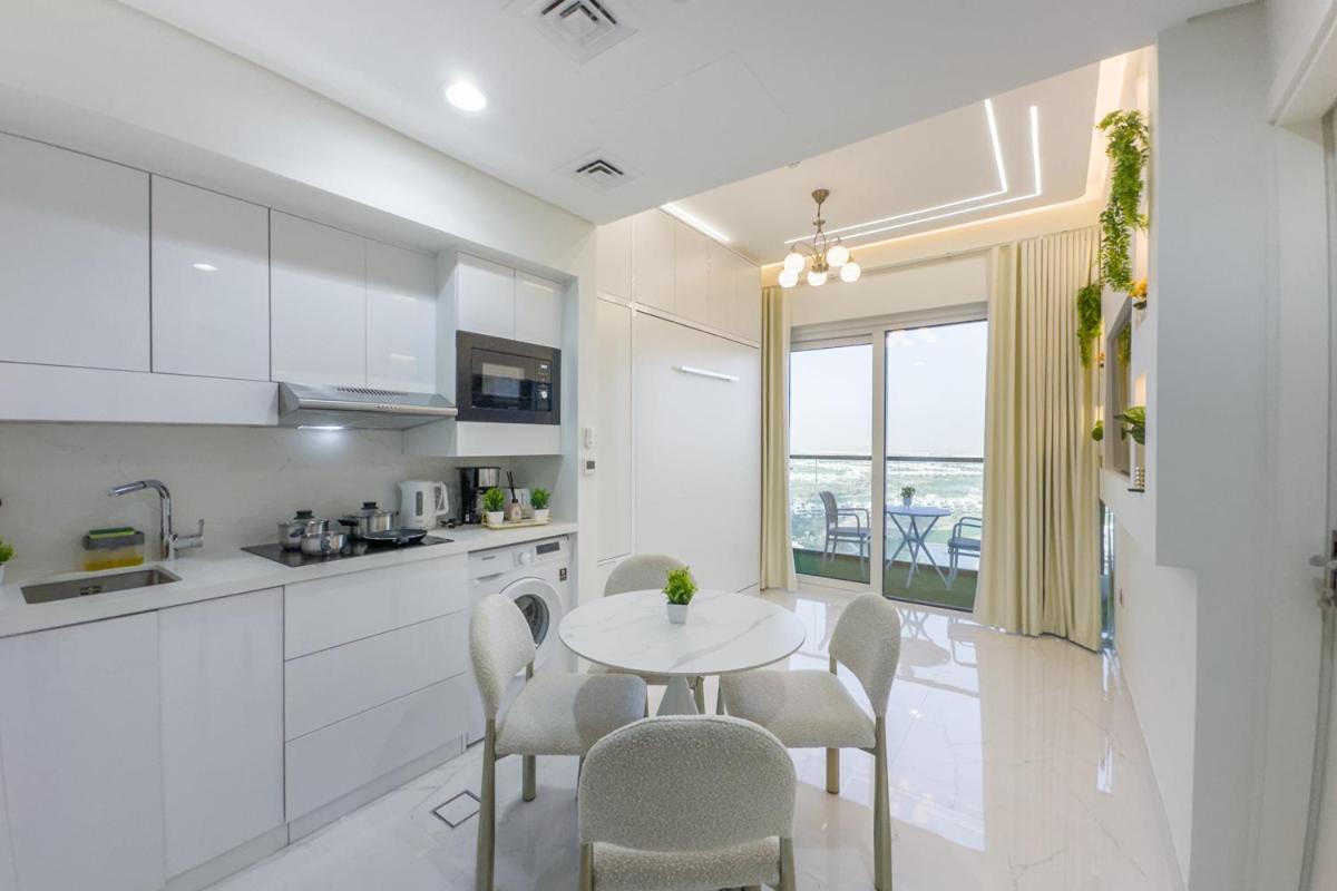 Designer 1br I Golf View I Comfortably Sleeps 4 Apartment