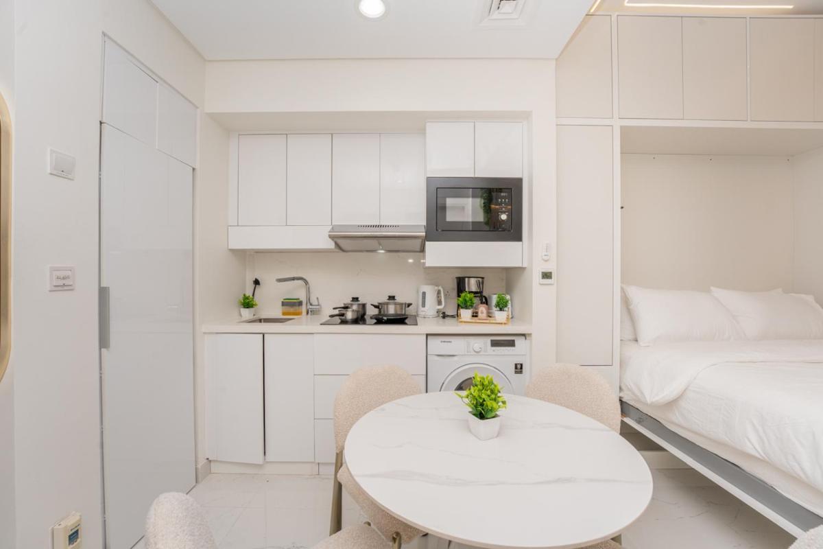 Designer 1br I Golf View I Comfortably Sleeps 4 *