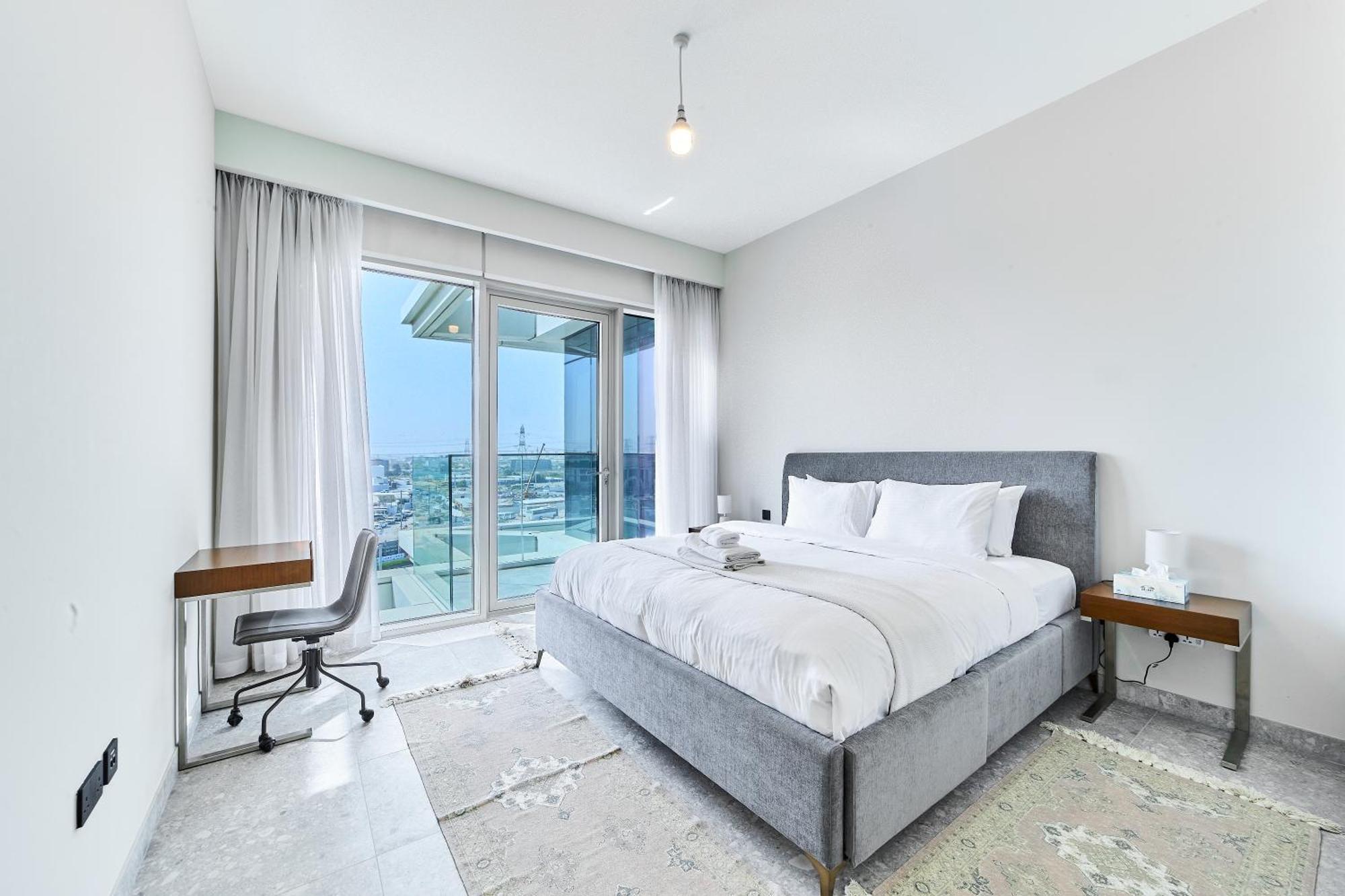 Golf 2br Luxury In Hills Dubai