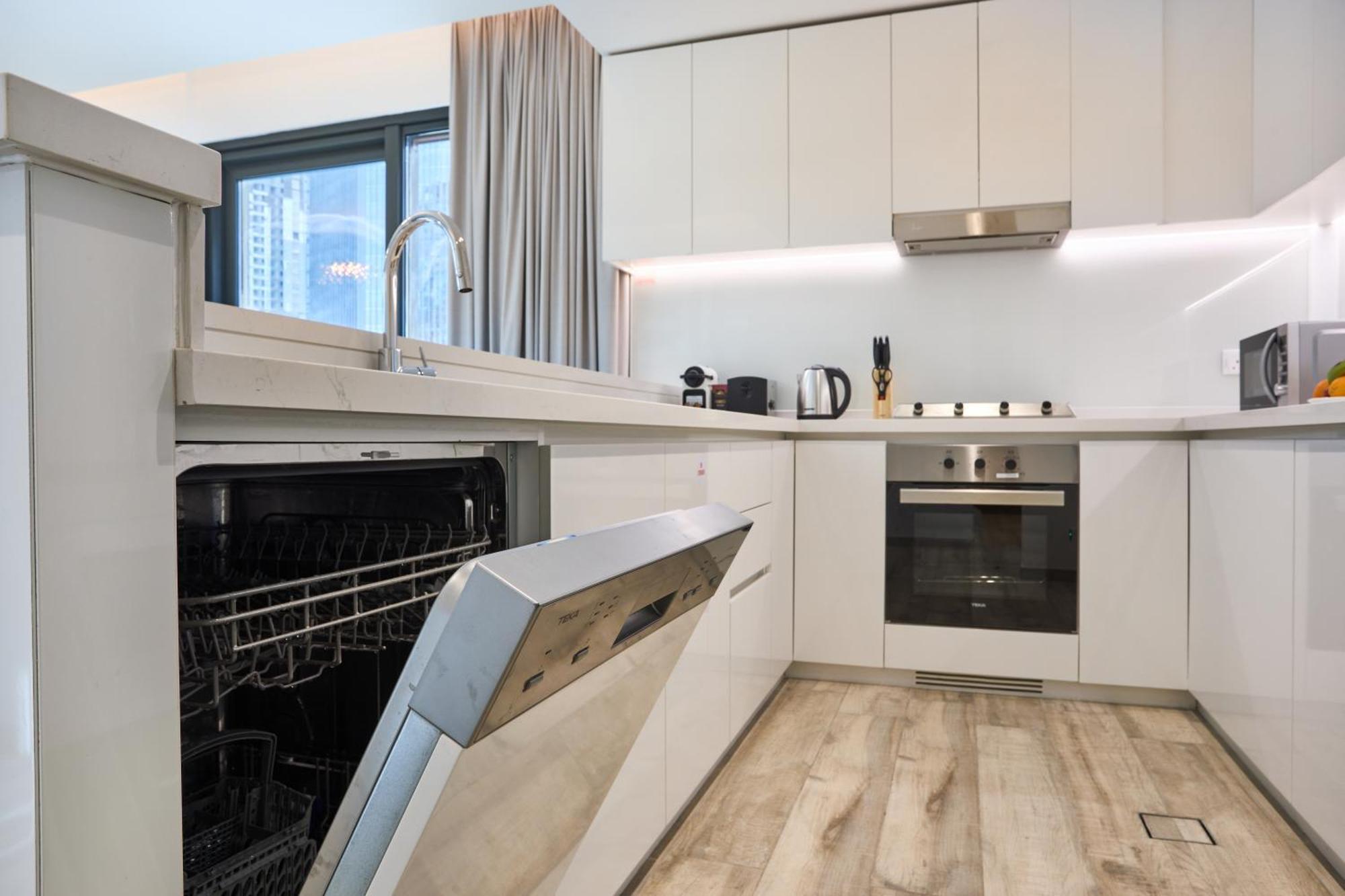 Bright And Modern In Business Bay With Two Balconies, Pool, Gym, Free Parking And Self Check In, Sleeps Up To Four, By Stayfinity Apartment *