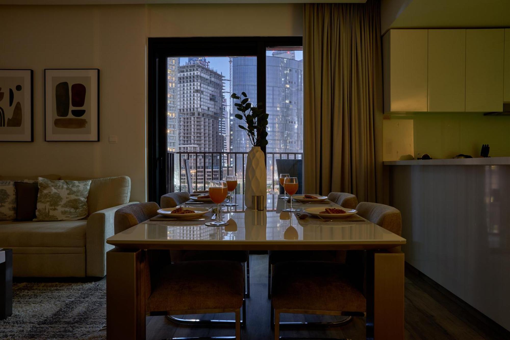 Apartment Bright And Modern In Business Bay With Two Balconies, Pool, Gym, Free Parking And Self Check In, Sleeps Up To Four, By Stayfinity *