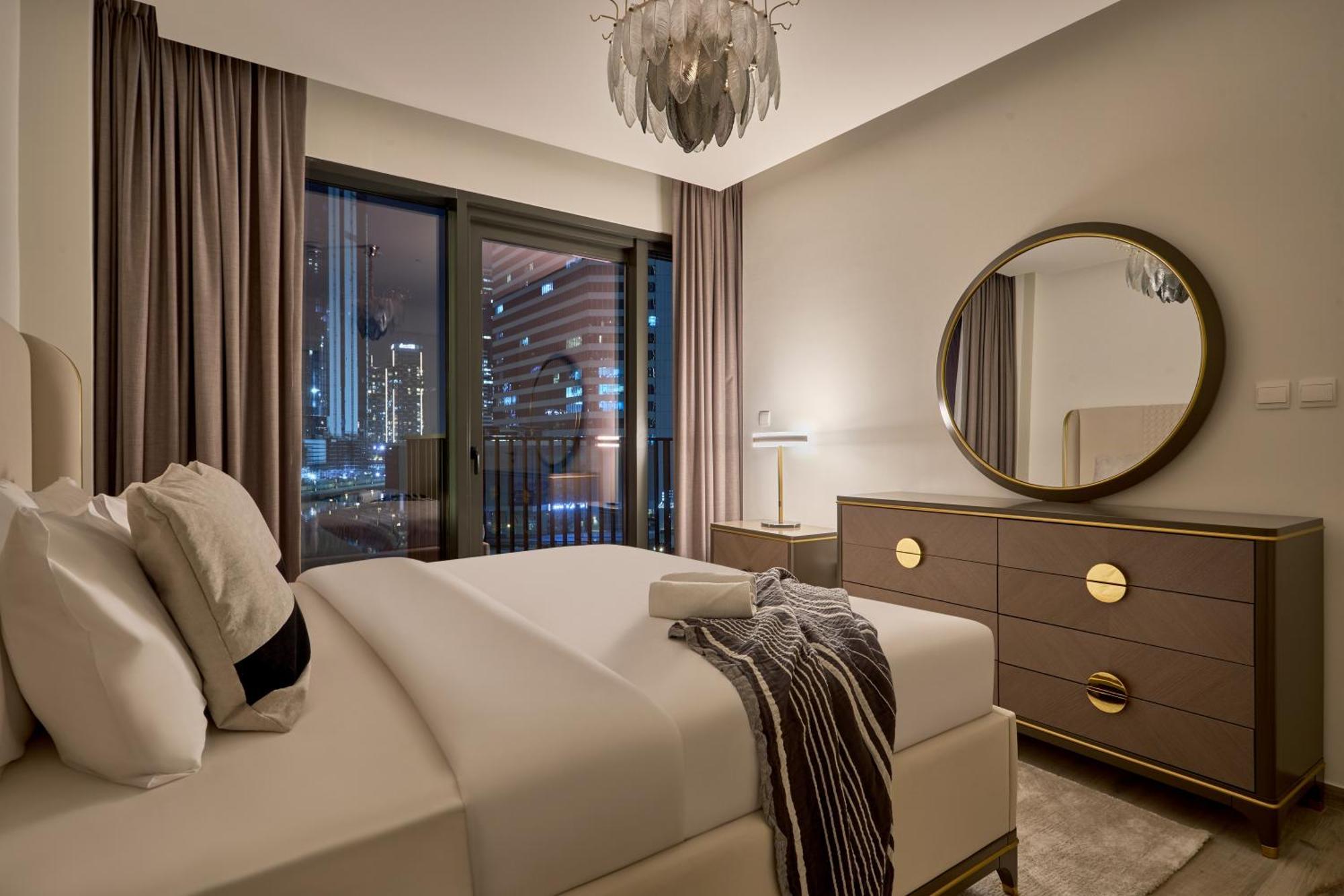 Apartment Bright And Modern In Business Bay With Two Balconies, Pool, Gym, Free Parking And Self Check In, Sleeps Up To Four, By Stayfinity *