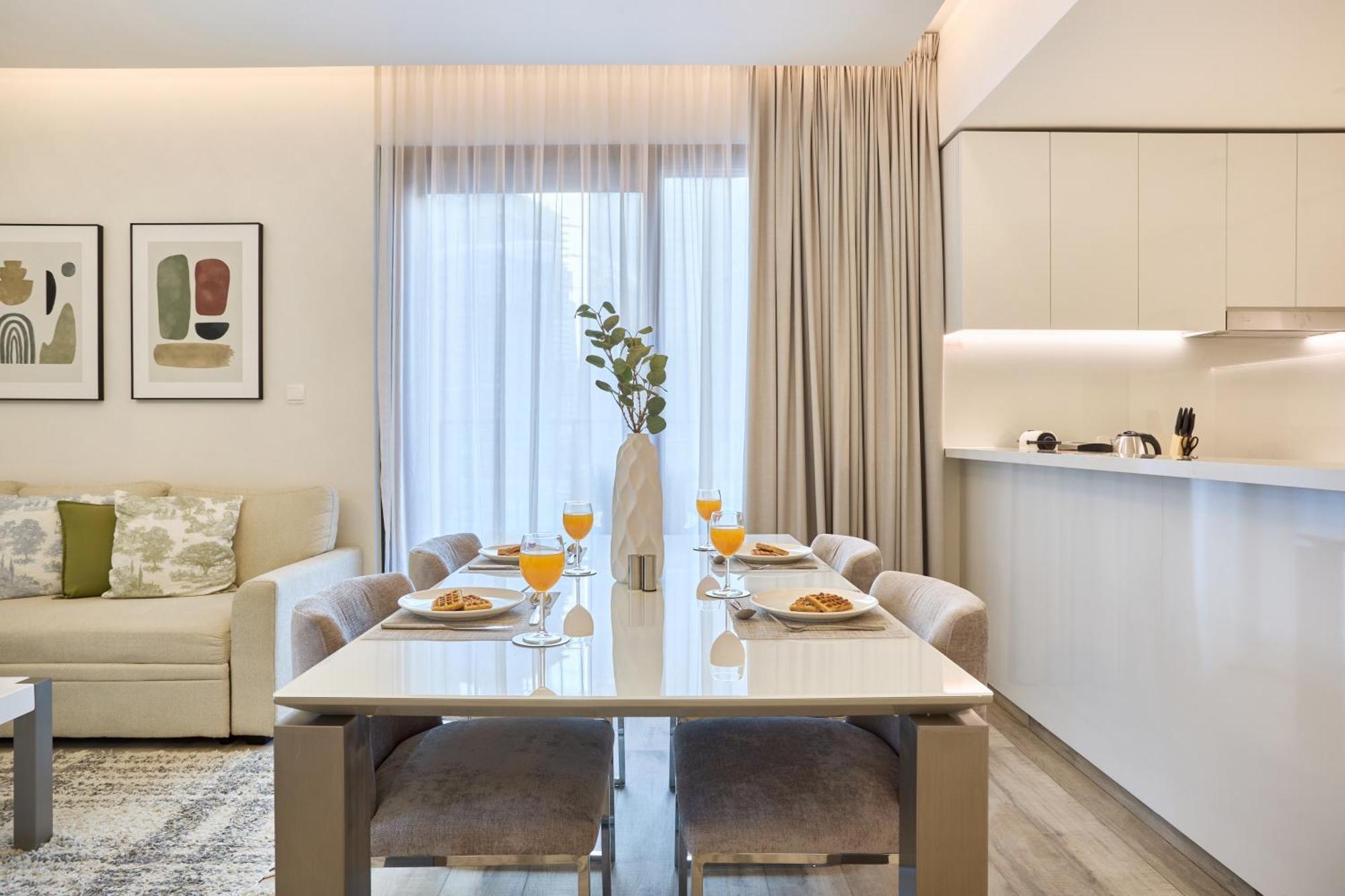 Apartment Bright And Modern In Business Bay With Two Balconies, Pool, Gym, Free Parking And Self Check In, Sleeps Up To Four, By Stayfinity *