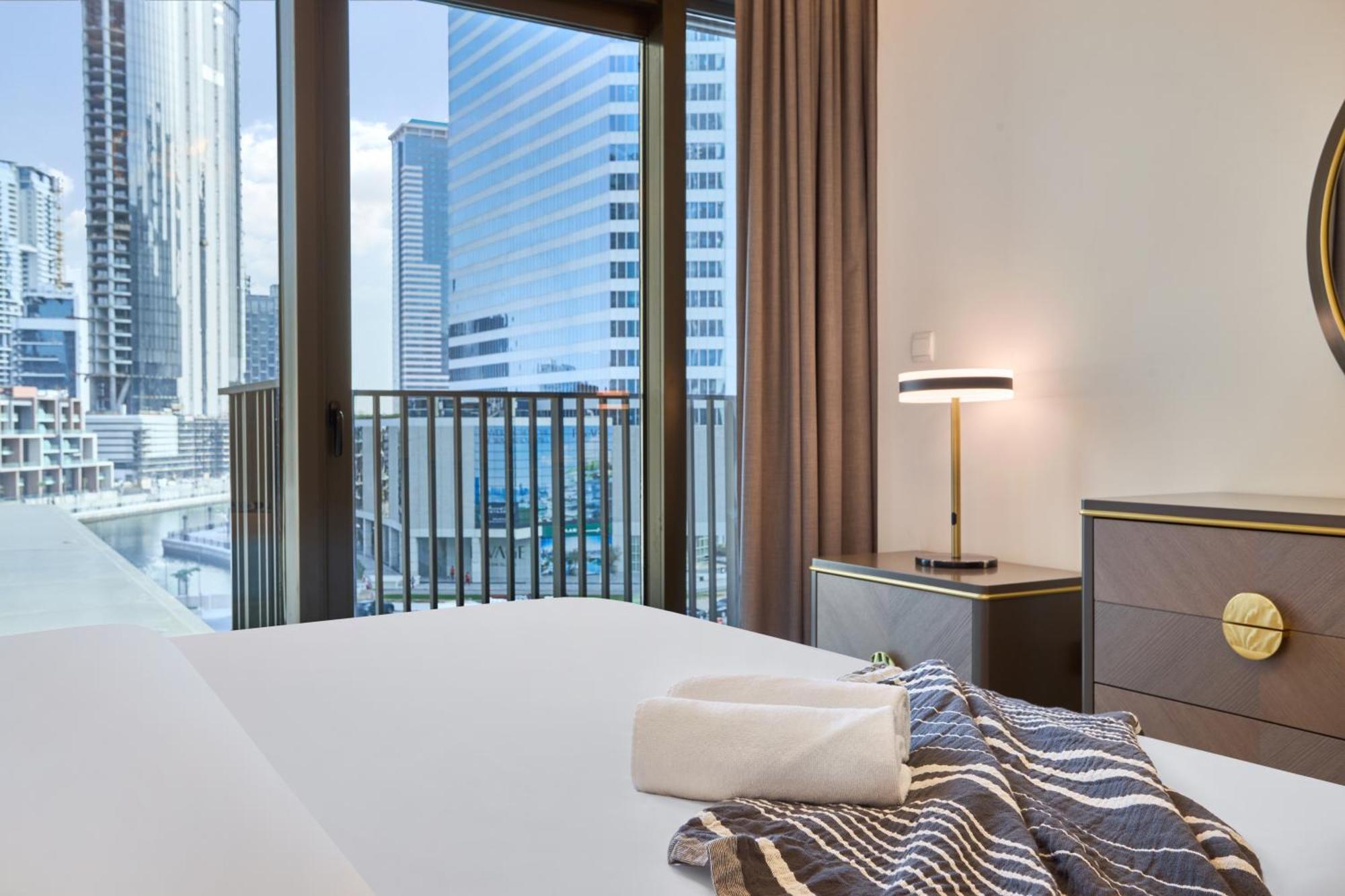 Apartment Bright And Modern In Business Bay With Two Balconies, Pool, Gym, Free Parking And Self Check In, Sleeps Up To Four, By Stayfinity *