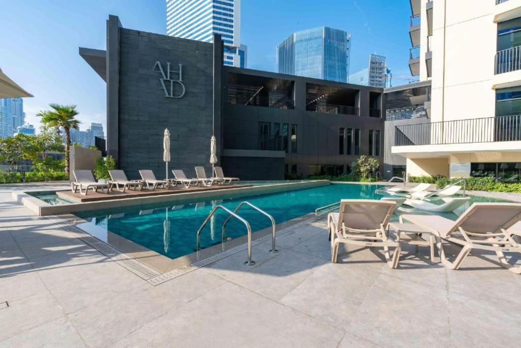Bright And Modern In Business Bay With Two Balconies, Pool, Gym, Free Parking And Self Check In, Sleeps Up To Four, By Stayfinity Apartment *