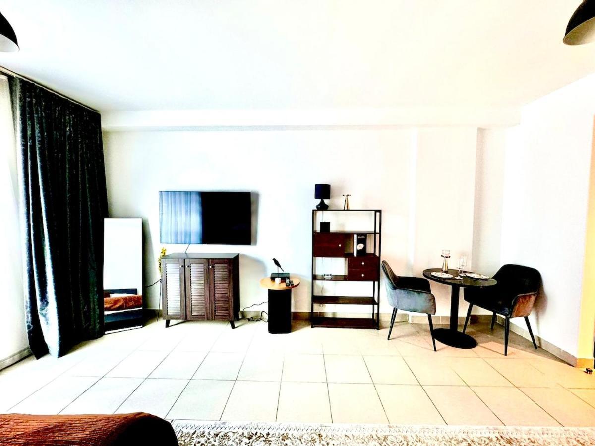 Lux Boulevard Cen 5min Walk Mall,burh Apartment Dubai