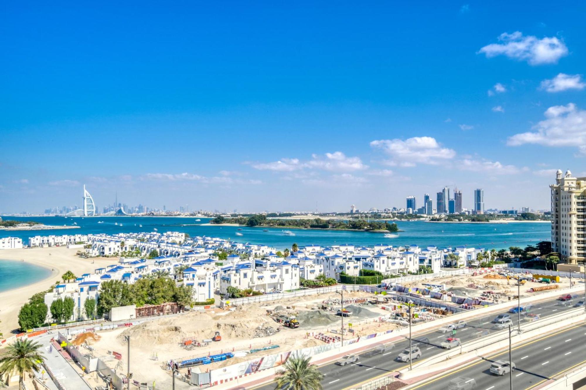 Shoreline 14, Al Hallawi Palm Jumeirah - Mint Apartment *