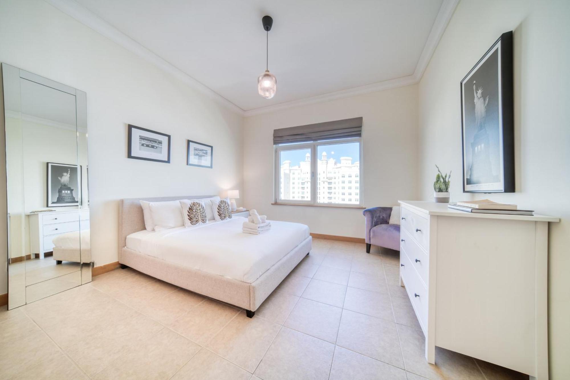 Shoreline 14, Al Hallawi Palm Jumeirah - Mint Apartment *