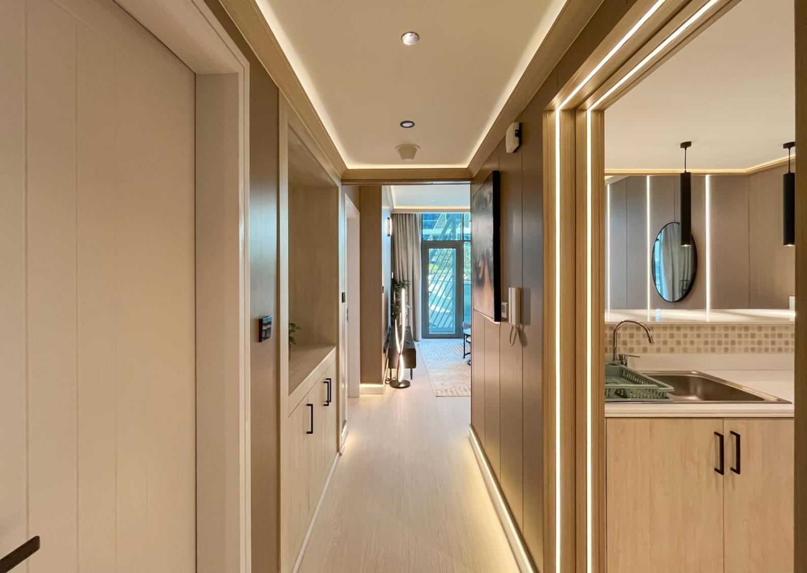 Livbnb-upgraded Urbanchic 1br With Balcony Dubai